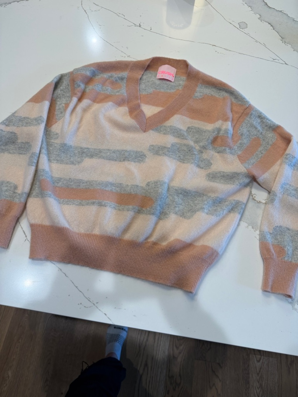 Crushed V-Neck Sweater Cashmere sweater in Pinks and Gray